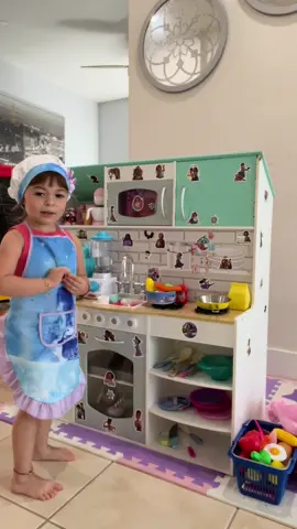 Quiso grabar este video solita sin mi 🥹 #toddler #niñahablando #niñajugando #juego #divertido #fun #cocinandodementiras #toddlerthings #cosasdeniñas 