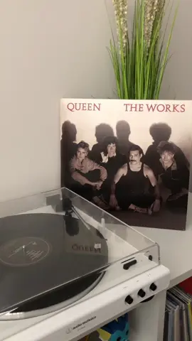 Radio Ga Ga - Queen 💫 #theworks #theworksqueen #queen #freddiemercury #radiogaga #radiogagaqueen #vinyl #queenvinyl #fyp #fypシ #music #queensong #vinylcollection 