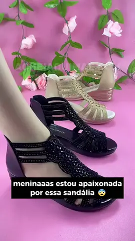 Meninaas, essa sandália é simplesmente a combinação perfeita entre estilo e conforto, estou completamente apaixonada por ela! 😍💕