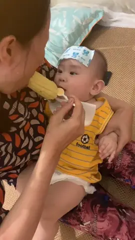 Cứ phải lừa mới chịu uống thuốc #embehaihuoc  #cutebaby  #embedangyeu  #embedethuong  #embebiom  #xuhuong  #tienichai  #viral  #fyp