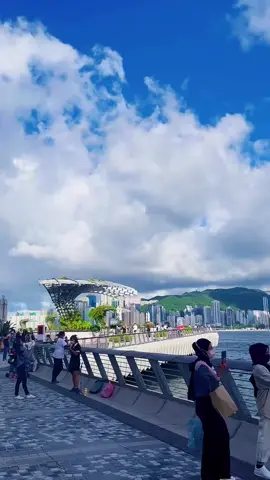 I came out with my girlfriends this morning and took a picture of the scenery at the seaside in Hong Kong. Have you ever been here? 