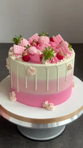 😍🍓💗 #cake #cakedecorating #dripcake #pink #piping #buttercream #birthdaycake #cakevideo #caketok #fyp #foryoupage 