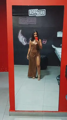 aquela andadinha meio sexy em frente ao espelho rs #vestido #viral #sexy #gym