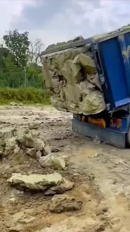 #engineeringinaction #machine #construction #truck #trucks 