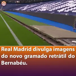 O Real Madrid divulgou imagens do novo gramado retrátil do estádio Santiago Bernabéu após obras que duraram 89 dias. O campo de alta tecnologia pode ser armazenado no subsolo e trocado por outros para esportes como beisebol ou basquete. Custou quase £ 1 bilhão para reformar o estádio, que agora pode acomodar 85.000 torcedores. Vídeo: @bernabeu