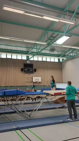Landes Synchron Meisterschaften. Erster Platz🥇 mit @Lisa.Trampolin<3 🫶💍🥹 bin so happy #fyp #fy #viral #turnen #trampoline #synchron #synchronspringen #partner #niedersachsen #sieger #ersterplatz 