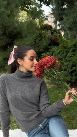 Come with me for a perfect fall picnic in NYC - the weather is starting to cool down so that means it's finally sweater weather! I'm wearing the coziest cashmere sweater from Uniqlo and it's the easiest staple to fit into my wardrobe…high quality, easy to care for, affordable, and so chic - I can’t imagine braving the colder months without it! @UNIQLO USA , #UNIQLO, #LifeWear, #UniqloPartner, #UNIQLOknit