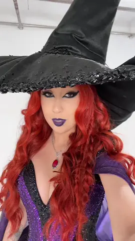 A bruxa ta soltaaaaa 🧹 #bailehallowmigas #halloween 