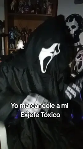 Marcandole al Exjefe para contarle un chiste 😆 #scarymovie #scarymovie2 #scream #ghostface #ghostfacescream #ghostfacecosplay #ghostfacemask #screammask #funny #divertido #risa #broma 