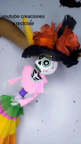 catrina con una botella de plástico #catrina#reciclaje#viral#parati #manualidades #reciclaje 