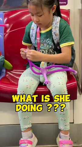 What a wacky toy 🤣 Comment if you wanna see more of it 👇🏻 #kidsgifts #kidstoyss #wackytoy #fidgetgiraffe #trendingtoys2023 #tiktokmademebuyit 