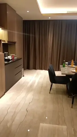 Lupa buka curtainnya sumpah view nya langsung kota Malang😂 Penthouse❤ #grandmercuremalangmirama #malang #malanghits #malangterkini #viewhotel #hotelbintang5#jawatimur 