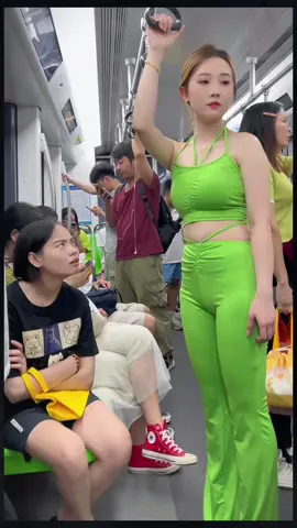 The look in the girl's eyes next to her was funny #funny #funnygirl #funnyvideo #funnyvideos 