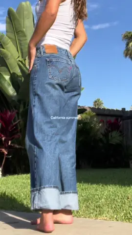 Baggy jeans, a plain white tank, and a 30sec barefoot walk to the beach is the epitome of california summer #california #sandiego #sandiegosummer #levis #baggyjeans 