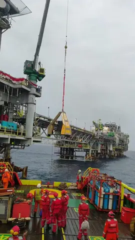 transfer personil Offshore 😜 #frog #pheonwj🇲🇨 #offshore #safetyofficer⛑️ #safetyfirst #kulioffshore😎 #offshoredrilling 