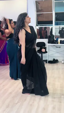The moment before you dance 🩷 #dance#class#bollywood#fyp#saree 