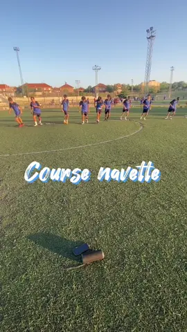 🇪🇸 El course navette para futbolistas, ¿qué es y para qué?🏃🏻‍♂️⚽️ El course navette es una prueba de resistencia cardiovascular. Hay que recorrer 20m cada vez que suene la señal. A medida que avanza la prueba, el tiempo entre las señales se reduce, y tienes que correr más rápido.  Es muy interesante usar este test con futbolistas porque son carreras que se parecen mucho a la competición, con cambio de dirección y distancias cortas.  Como preparador físico es muy importante medir a tus jugadores durante la temporada para ver cómo evolucionan.  ¿Ya has hecho el course navette? ¿Y hasta qué etapa has llegado? . . . 🇫🇷Le “course navette” pour les footballeurs, qu’est-ce que c’est et à quoi ça sert ? 🏃🏻‍♂️⚽️ Le “course navette” est un test de résistance cardiovasculaire. Vous devez parcourir 20 mètres à chaque signal sonore. Au fur et à mesure que le test avance, l’intervalle entre les signaux diminue, vous obligeant à courir de plus en plus rapidement. Il est très intéressant d’utiliser ce test avec les footballeurs car il simule des courses très similaires à la compétition, avec des changements de direction et des distances courtes. En tant que préparateur physique, il est essentiel de mesurer vos joueurs tout au long de la saison pour suivre leur évolution. Avez-vous déjà fait le “course navette” ? Et jusqu’à quelle palier êtes-vous allé ? #coursenavette #conditionphysique #condicionfisica #test #acondicionamientofisico #resistencia #endurance #football #futbol