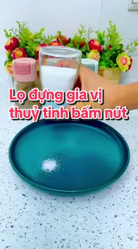 Lọ đựng gia vị nhà bếp bằng thuỷ tinh, bấm nút định lượng, giúp kiểm soát chính xác lượng gia vị khi nấu ăn #logiavithuytinh #hudunggiavi #logiavi #lodunggiavibamnut #giadungtienich #yeubep 