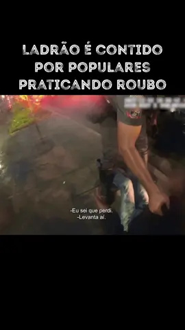 A polícia é acionada para prender um indivíduo que foi pego por populares, o suspeito estava praticando roubo a pessoas que passavam na rua. #roubo #rua #pessoas #linchar #foryou 