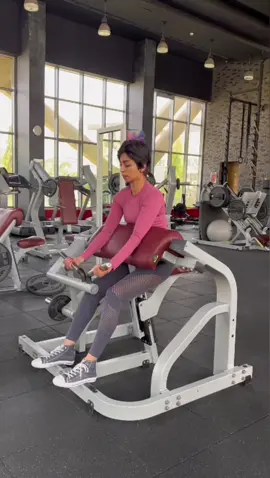 Biceps Curl Machine 💪🏼 - - #تدريب_اونلاين #تدريب_شخصي #شد_الجسم #تخسيس #تمارين_رياضية #عضلات_يد💪 #personaltrainer #onlinecoaching #tip #mai_ellaithy #biceps 