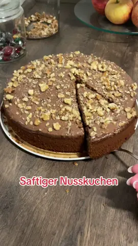 Saftiger Nusskuchen nach Omas Rezept VERWENDETES ZUBEHÖR Springform O 26 cm REZEPT ZUTATEN • 250 g Mehl (Typ 405) • 1 Pck Backpulver • 1 Prise Salz • 180 g Zucker • 250 g gemahlene Haselnüsse • 100 g Schokoladenraspeln, (Vollmilch) • 350 ml Milch • 250 g weiche Butter • 4 Eier, (Größe M) weitere Zutaten • 3 EL gehackte Haselnüsse • 1 Pck dunkle Kuchenglasur • 1 TL weiche Butter, Für die Form • Mehl, Für die Form REZEPT ZUBEREITUNG • Die Backform gründlich fetten und mehlen und den Backofen auf 180 Grad Ober-/Unterhitze vorheizen. • Die Butter mit dem Zucker in der Küchenmaschine schaumig rühren und die Eier nach und nach zufügen. • Das Mehl mit dem Backpulver, Salz und den Haselnüssen vermischen und unterrühren. Die Milch unterrühren und die Schokoladenraspeln unterziehen. • Den weichen, leicht flüssigen Teig in die Springform füllen und im vorgeheizten Ofen ca. 60 Minuten backen. Mit Backthermomter und/oder Stäbchentest überprüfen, ob der Kuchen durchgebacken ist. Herausnehmen und 20 Minuten in der Form abkühlen lassen, dann aus der Form lösen und auf einem Kuchengitter auskühlen lassen. • Die Kuchenglasur nach Packungsangabe schmelzen und den Kuchen damit bestreichen. Die gehackten Haselnüsse auf der Glasur verteilen. #nusskuchen #tiktokrezepte #тиктокрецепты #tiktokfood #fy 