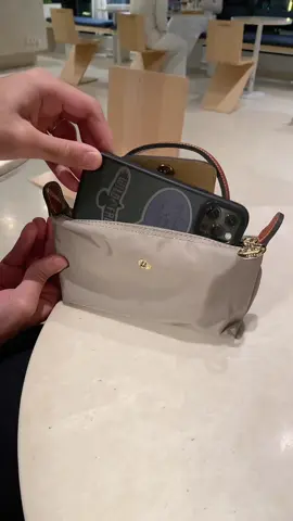 لامانع من مساعدات الزوج🤣🤣، مقطع عالسريع توضيح لمقاس الxs اصغر حجم💕 ، يجي معاها ستراب طويل (الجوال ١٢ برو) متوفر الوان بالموقع وكل اللي نفذ حيتوفر خلال الاسبوع هذا🤩💕 stay tuned✨  . نوصل لجميع مدن المملكة ودول الخليج،⚠️القطع هاي كواليتي #viral #foryoupage #fyp #foryou #الخبر #الكويت #البحرين #الرياض #لونق_شامب #longchamp #قطر #bag 
