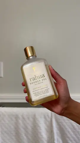 Are you practicing self care? If not, take this as a gentle reminder. This body care from @Rahua Beauty slows down my pace and forces me to relax, which is much needed these days. Don’t get so lost with others that you lose yourself. 🫶🏽 #rahua #bodycare #luxury #Lifestyle #morningroutine #SelfCare  @The Lobby 