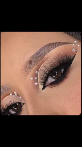 Tendencia en maquillaje con piedritas 💎 ultimamente me an pedido y para  inspirasion de mis clientas ❤️❤️❤️❤️ imagenes de la web #rialtoca #rialtocalifornia #makeup 