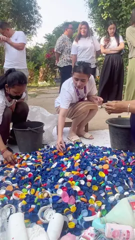 A Day In My Life bersama aku dan @Generasi Peduli Bumi 💗 Sampah-sampah plastik yang terkumpul dijadikan barang-barang yang punya nilai jual! Salut sekali dengan Pengrajin di Serangan Bali ini 🫰🏻 Generasi Peduli Bumi akan ikut mendistribusikan produk ini di Indonesia sampai ke Australia! Dengan harapan akan semakin banyak UMKM yang mengelola sampah plastik.  Langkah yang terlihat kecil tapi punya pengaruh yang besar untuk lingkungan sekitar. Memang semua itu harus dimulai dari lingkungan kalian dulu. Kalian juga bisa loh mulai berkreasi membuat barang dari sampah plastik.  #GenerasiPeduliBumi #SeranganBebasPlastik #MengudaraUntukBumi 