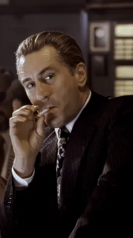 Solo un Robert De Niro che riesce anche a fumare in modo iconico in quel capolavoro di Goodfellas (Quei bravi ragazzi)  #queibraviragazzi #goodfellas #cinema #robertdeniro #deniro #iconic #iconicmoments #film #cult #gangster 