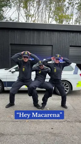 Hvem ville du danse “Macarena” med? 💃🕺 #politi #politietsonlinepatrulje #onlinepatrulje #danskpoliti #police #polizei #policedancing #maracenachallenge #macarena#dancechallenge 
