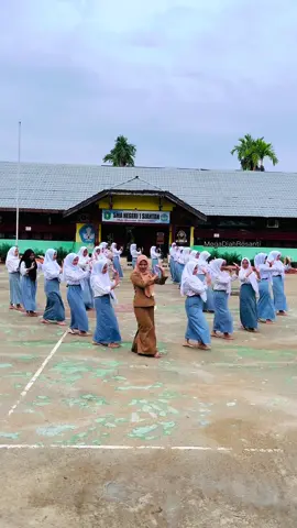 Tari Sigulempong  x Tari Tak Tong Tong by SENSASI 💃🏻✨.  Just have fun, mohon maaf jika kurang detail 🌝  #capcut #sigulempong #taktongtong #gurutari #fyp #tarikreasinusantara #kalimantanbarat #pontianak #mempawah #smansasi #sensasi #jongkatpride #batakpride #batak #padang #taritaktongtong 