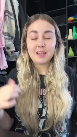 Tudo o que eu faço no meu #cabeloloiro que é mais seco que o deserto do saara pra não precisar finalizar ele com fontes de calor!  #cronogramacapilar #wella #uniqueone #revlon #produtospracabelo #cuidadoscomloiro 