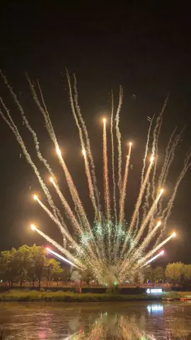 Beautiful Fireworks at the lake🔥💥 #fireworkshow #fireworks #firework #feuerwerk #fuegosartificiales #lake #pyro #pyrography #pyrotechnics #fireworksfun #fyp 