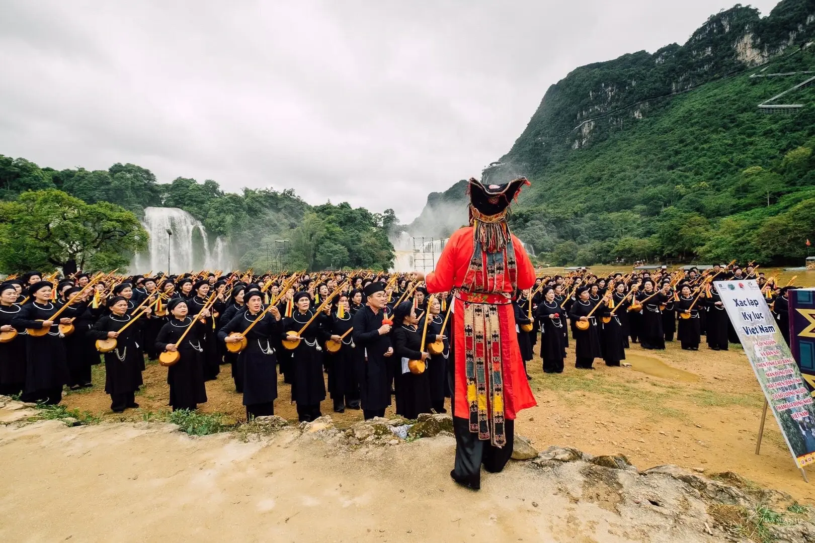 Màn đồng diễn hát Then, đàn Tính của tỉnh Cao Bằng xác lập kỷ lục Việt Nam! 1.000 NGƯỜI gồm các nghệ nhân, người yêu nhạc dân tộc, học sinh, sinh viên… đủ lứa tuổi trong những bộ trang phục truyền thống Tày- Nùng đã cùng biểu diễn chương trình hát then đàn tính mang chủ đề “Cội nguồn và Bản sắc then tính Cao Bằng