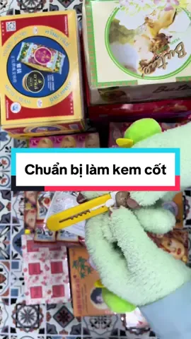 Một video toàn tiếng xột xoạt nghe cũng vui tai, đây là video mình quay lại khi làm mẻ kem cốt. Chỉ riêng phôi truyền thống là đã một đống như vậy rồi, nhưng chỉ làm ra được tầm 2kg kem vì kem cốt Nhài/ Bưởi không có Pop hồng, vậy cho nên giá vừa cao, vừa tốn thời gian và cực hơn rất nhiều. Ai sành kem trộn nhìn vào là biết liền, chưa kể là còn bỏ vào các dòng phôi xịn của thái và đài nữa. Tiền nào của đó á mn, kem trộn không có rẻ tiền đâu nè