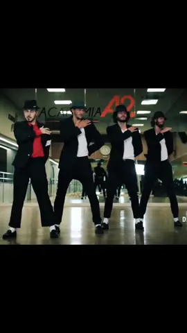 Mais um pouco da nossa evoluçao da dança - Michael Jackson #dance #michaeljackson #dança #michaeljacksonfan #danceevolution #mj #fy #fyp #dancer 