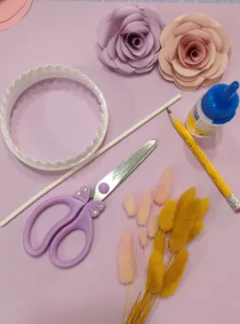 acompañame a hacer paso a paso estas bellas rosas de cartulina canso#limaperu🇵🇪 #tortaspersonalizadaslima #diariodeunarepostera #miemprendimiento  #manualidadesdepapel #Aprendiendo 