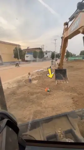 múc đầy vào máy xúc nhé 😂😂😂 #xuhuong #mayxuc #excavator 