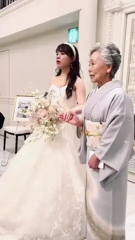 おばあさまとの中座シーン＊ 微笑み合うおふたりがとても素敵ですよね💭 video by...@mr_0522wd さま #一度きりの人生一度は魔法にかけられて #プラコレ #dressy花嫁 #感動 #wedding #dîlan #결혼식 #中座 #新婦中座 #中座演出