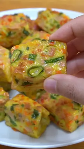 OLAHAN TELUR Bahan-bahan: 2 batang daun bawang 1 buah wortel 2 buah cabai merah keriting 3 siung bawang merah 3 siung bawang putih 1 buah sosis 6 butir telur ½ sdt kaldu bubuk ⅓ sdt garam ¼ sdt lada bubuk 1 sdm tepung maizena #tripujis #telur #camilan #fyp 