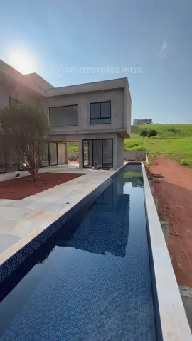 Piscina de vinil com formato de raia 😍👏🏻 Esse foi ➕ 1 projeto concluído por Sólazer Piscinas na cidade de Itupeva - SP ❤ Confira abaixo as características e itens presentes nesta piscina 👇🏻 🧱 Construção de Piscina em vinil com formato de raia por Sólazer; 📐 25,00 x 2,00 x 1,40; ✅ Estampa: Bahamas Dark; ✅ Nossa exclusiva pedra de borda para piscinas - Pedra Natural São Tomé Boleada, tipo Exportação, calibrada (todas da mesma altura mesmo a parte de dentro da piscina) com cantos e Spa inteiros e moldados; ✅ LEDs RGB com controle remoto touch; ✅ Montagem de casa de máquinas padrão Sólazer; ✅ Tratamento de água com ionizador; ✅ Aquecimento com trocador de calor; ✅ Capa bolha térmica; ✅ Skimmer. Veja um pouco sobre nós 👇🏻 A Sólazer Piscinas está no mercado desde 1986 e já realizou ➕ de 20.000 sonhos. Nossa área de atuação: ⏺ Construção de piscinas de vinil, piscinas em concreto armado e troca de revestimento até 250 km de nossa cidade de Atibaia - SP ⏺ Aquecimento solar e trocador de calor até 100 km. Para solicitações de orçamento os links estão na Bio As demais regiões do país, indicamos a @globaltechbr para o fornecimento de produtos, equipamentos e acessórios para piscinas. #construcaodepiscina #piscina #piscinas #piscinadevinil #piscinaemcasa #colocacaodevinil #inspiracaopiscina #piscinadeconcreto #piscinasdevinil #vinildepiscina #solazerpiscinas #piscinadeazulejo #piscinasdealvenaria #piscinaaquecida #piscinadefibra