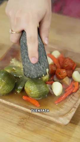 ENAK BANGET GILAK ! Kemarin liat resep ini lewat di Instagramnya ka @Dinda Alamanda , baru pertama kali aku makan sambel terong lalap ini dan dimakan pake telor aja uda sedep banget! Jujur ak ga tau terong begini bisa di masak juga🤌🏻  . Resep :  - 3 terong lalap  - 10 rawit  - 5 bawang merah - 5 tomat chery - 4 bawang putih  - 1 balok terasi kecil  - sedikit ikan asin - 1 buah jeruk nipis . Rebus sampe semuanya ngeresep terus di ulek dan di bumbuin! Kalian bisa makan pake apa aja🥹🥹