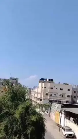 Detik Detik Sebuah Roket Menghantam Gedung Bank di kota Khan Younes di Jalur Gaza selatan #gaza #palestine #palestina #fyp 