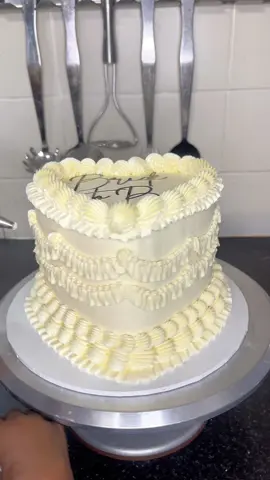 Decorate this 6” engagement cake with me using my @Hauswirtbaking stand mixer! . . . #standmixer #Hauswirt #ultraquiet #Timedisplay #M5standmixer #cake #cakedecorating #cakedecorator #cakedesign #engagementcake #heartcake #vintagecake #piping #pipingvideo #buttercream #buttercreamrecipe #fyp #kutiwacakes 