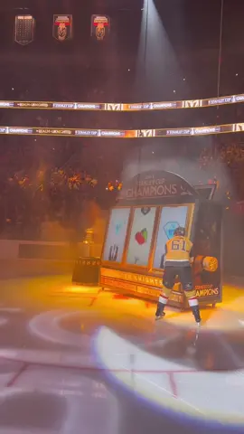 The Vegas Golden Knights raised their Stanley Cup banner using a giant slot machine 🎰 (via @Vegas Golden Knights)  #NHL #hockey #vegas #goldenknights 