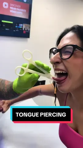 TONGUE PIERCING - Avete viero la sua reazione? #tongue #tonguepierced #tonguepiercing #piercer #bodypiercing #piercingstudio #dimitridaleno #piercingcheck #piercinglovers 