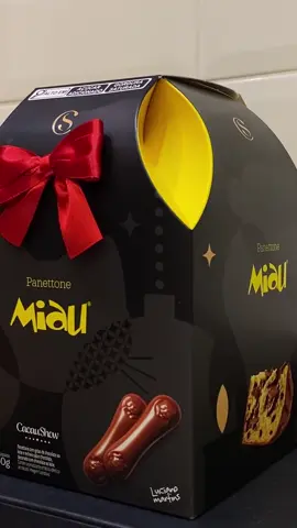 Hey Hey, Cacau Lovers! 🐱❤️ Já sinto cheirinho de Natal hein?? E hoje trouxe pra vocês nosso Panettone Miau! Que já está disponível para vocês aproveitarem!!! Quem já conhece a nossa linha Miau vai AMAR esse Panettone, divino CHEEEEEIO de recheio e decorado com cobertura de chocolate ao leite e com o nosso chocolate Miau!!  São 650g de puro recheio, por apenas R$79,90 no Cadastro! Aproveite Cacau Lover!!! FELIZ HOJE!!! ❤️🐱🎄✨✨✨ #cacaushow #lovers #reels #viral #alecosta #foryou #viralreels #chocolate #chocotone #panetone #sobremesa #natal #fimdeano 