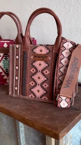 A closer look of the new fall colors! #westernstyle #wranglerpurse #fallwranglerpurse #falloutfit #fallootd 