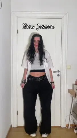 Finally got more baggy jeans🖤🖤 #gdwm #grungeaesthetic #grunge #baggyjeans #monochromeoutfit #grungefit #oversizedjeans #pierceintheveil #blackamdwhiteoutfit 